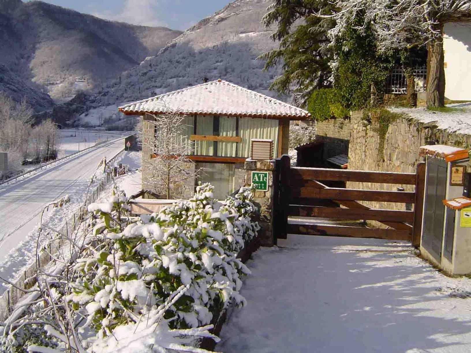 Apartamentos Rurales El Lleron Caso Exteriör bild